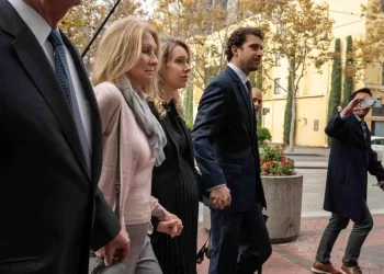 Elizabeth Holmes, Theranos dolandırıcılığından 11 yıldan fazla ceza alıyor