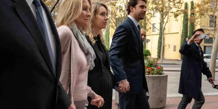 Elizabeth Holmes, Theranos dolandırıcılığından 11 yıldan fazla ceza alıyor